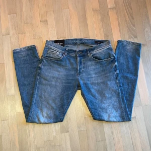 Dondup George - Säljer mina inprincip helt nya dondups då det inte kommer till användning längre. Jeansen är i modellen George och är i galant skick. Skriv vid minsta fundering.🤗