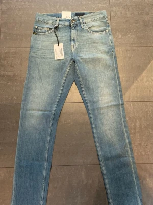 Tiger Of Sweden Jeans Nya - Helt nya Tiger of sweden jeans med lappar och allt orört💯Snygg färg med skön wash och goa slitningar för riktigt bra pris jämfört med nypris på cirka 1599kr💔Skicka prisförslag och tveka inte på att skriva vid frågor!
