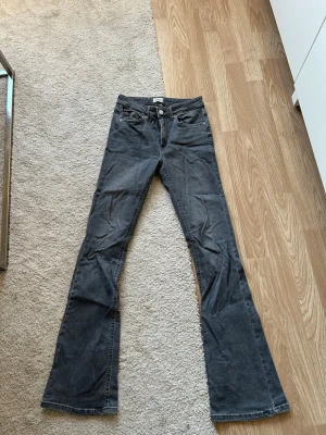 Flared jeans från ONLY - Mörkgråa flared jeans från ONLY storlek M/32 passar S bättre dock
