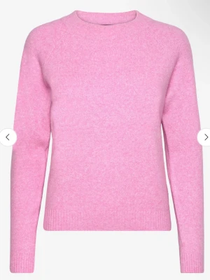 Rosa stickad tröja Vero Moda - Mysig rosa stickad tröja från Vero Moda med rund halsringning och långa ärmar. Tröjan har en enkel, klassisk design med ribbade muddar vid ärmslut och nederkant. Perfekt för dig som gillar stilrena plagg i mjukt material🩷