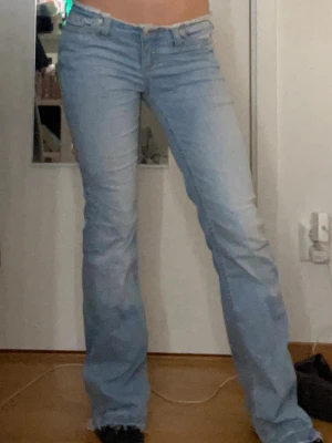 Ljusblå bootcut jeans med fransar  - Blåa bootcut jeans från Nelly.