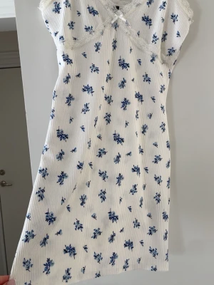 Blommig klänning från hm - Blommig klänning från hm. Den är lite croppad. Knappast använd