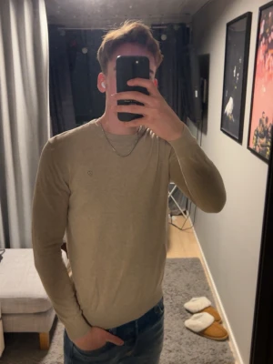 Beige tröja från Alvaro Moreno - Säljer en stilren beige tröja från Alvaro Moreno  med otroligt bra skick, knappt använd, strl M men passar även som S. Pris kan diskuteras🙌