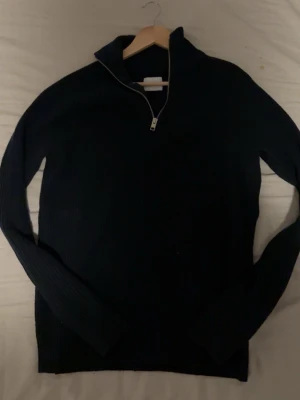 Jack & Jones quarter zip - Snygg quarter zip från jack & Jones som är knappt använd.
