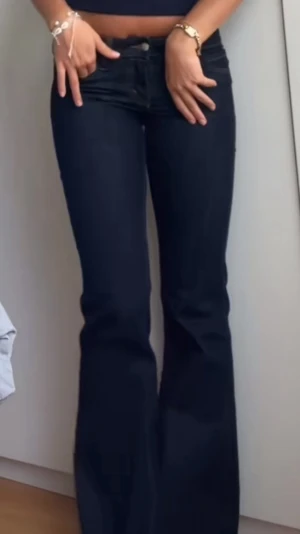 Söker mörkblåa weekday jeans - 1231557001