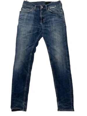 Slim fit Tiger of Sweden jeans - Snygga blå slim fit jeans från Tiger of Sweden med lätt slitna detaljer och klassisk femficksdesign. Jeansen har normal midja och smala ben, perfekta för en avslappnad men trendig look. Dock så är de ganska välanvända och slitna därav priset.. Tillverkade i mjuk denim. Hör av er vid frågor! 🤗