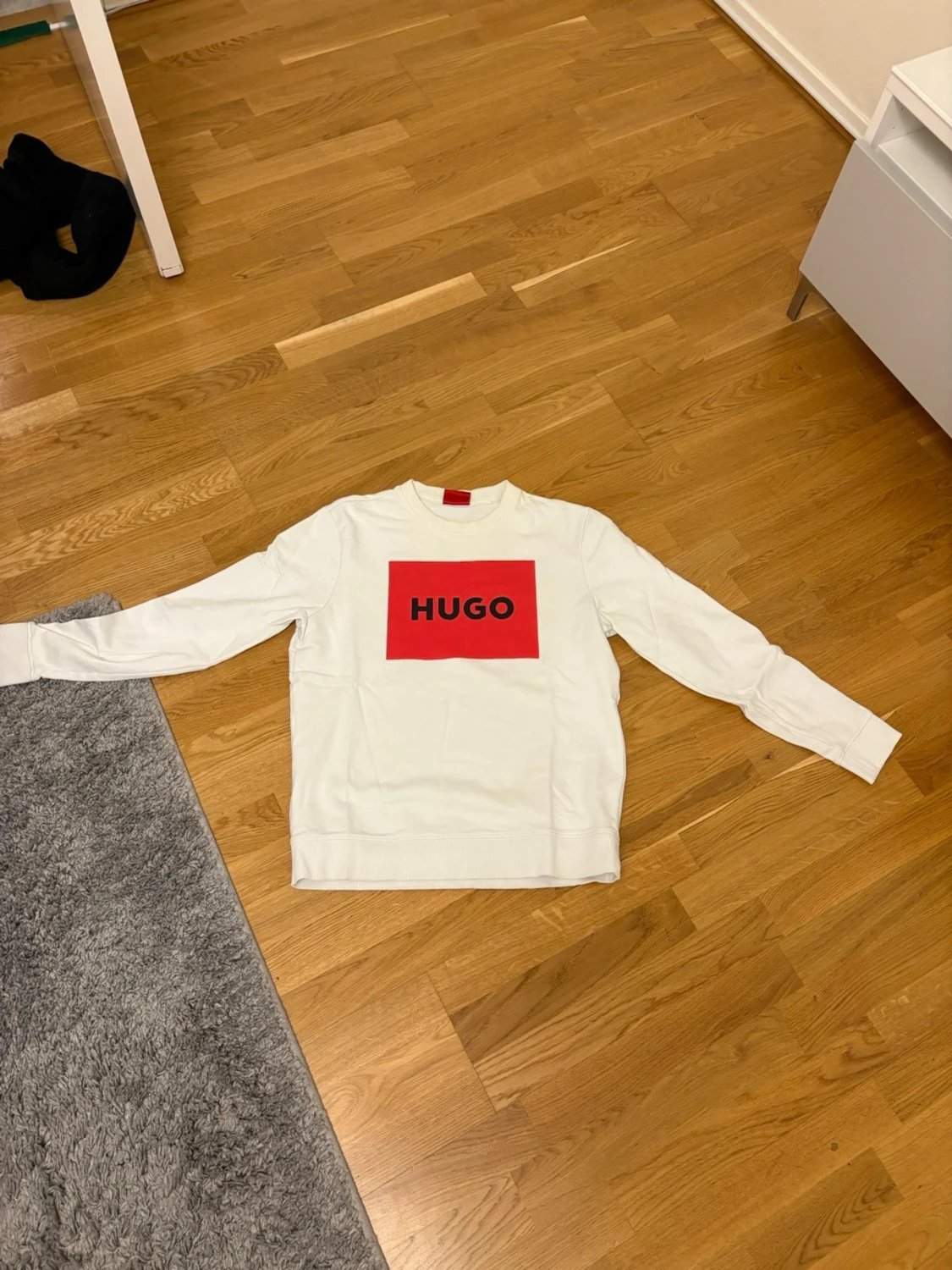 Vit sweatshirt från Hugo med logga