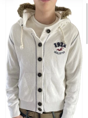 Hollister pälscardigan - Eftertraktad och populär cardigan Bra skick Normalstor S, modellen är 177cm lång Rabatt om man köper flera plagg Fråga gärna om du tänker på något!