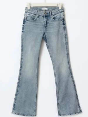 Ljusblå bootcut jeans - Säljer ett par ljusblå bootcut jeans med klassisk   låg midja från Gina tricot. Säljer då de inte längre passar mig, använd ca 5-6 gånger passar både 36/34 OBS ej exakt samma som bild 1