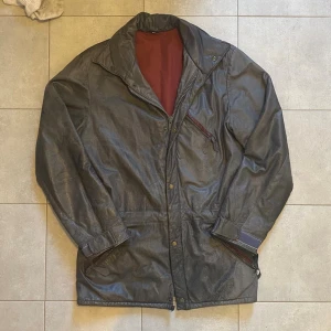 Läderkappa  - Extremt sällsynt läderjacka i äkta 100% läder. Jackan har bara totalt 5-10 exemplar. Denna sällsynta eleganta läderjackan är varm och skön både passande för vår och vinter samt som samlar objekt. Jackan är specifikt handgjord till anställda på ett företag. Jackan är intill helt oanvänd och har inga skavanker och i exemplar skick! För mer information skriv till mig, även till flere ventuella bilder på jackan, det står att kappan är xs men den sitter som M-L, kappan är designad av Stefan Vestberg.