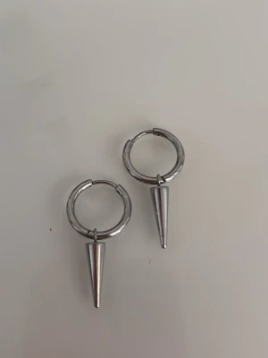 Peak Hoops Steel örhängen - Snygga örhängen i blankt stål med rund ring och en spetsig konformad hängande detalj. Tillverkade i rostfritt stål. Använda några gånger men ändå i väldigt bra skick.