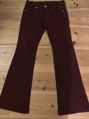 Vinröda bootcut jeans - Snygga vinröda jeans med bootcut-modell och klassiska fem fickor. Jeansen har två bakfickor som går att knäppa. Inga defekter, som nya! Säljer på grund av att jag inte använder dem längre.💓