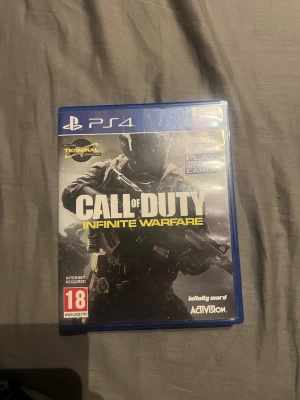 Call of Duty Infinite Warfare PS4 - Säljer spelet Call of Duty: Infinite Warfare till PlayStation 4. Omslaget är blått och spelet kommer på en Blu-ray-skiva. Spelet är utvecklat av Infinity Ward och har PEGI 18-märkning. Perfekt för dig som gillar actionfyllda FPS-spel.