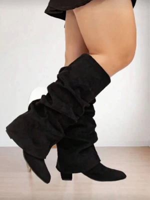 !SÖKER! Storlek 36-37 - Söker ett par klackar boots, klacken kan vara högre men gillar resten