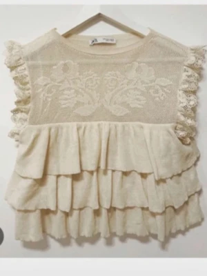 Zara topp  - Supersöt beige blus med volanger och spetsdetaljer på ärmarna. Från Zara, strl S 🥰