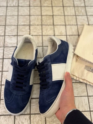 Valentino Flycrew Royal Blue - Valentino skor | modell flycrew | Colorway Royal Blue | Storlek 42,5, passar 43! | Skick 8/10, alla nitar kvar och finns även äkta extra nitar | Nyrpis ca 8000kr, finns ej att köpa nya längre, mitt pris endast 4199! | 2 st dustbag medföljer |