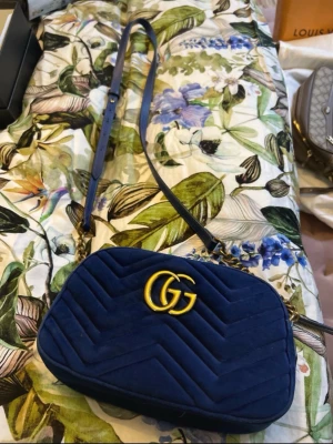 Gucci bag - Jätte fin väska från Gucci har 3 små defekter. Använd 1 gång köpte för längesen ( inget kvitto tyvärr) 