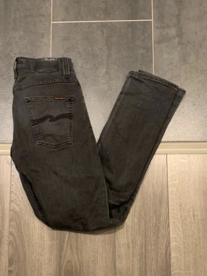 Nudie Jeans Grim Tim  - Säljer dessa jättesnygga Nudie jeansen i storlek W29 L34. De har en snygg design och passar perfekt till allt. Skriv gärna vid intresse! 