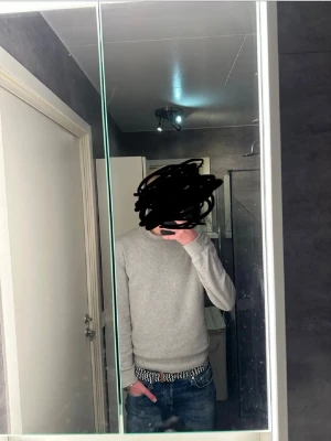 Flätat bälte svart vitt  - Ett riktigt snyggt flätat bälte. Bältet är svart vitt och passar till det mesta. Skicket är otroligt bra då de endast är använt någon enstaka gång. Skriv vid frågor och kolla gärna in min profil för fler bälten och kläder!