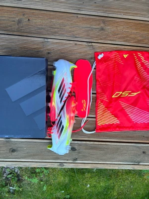 Adidas fotbollsskor i rött och vitt - Helt oanvända adidas f50 där lådan ingår.