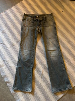 Diesel jeans - Säljer ett par snygga blå jeans med låg midja. Använts en gång men har inga defekter. Midjemått= 39 cm, innerbenslängd= 76 cm, lårmått= 24 cm 