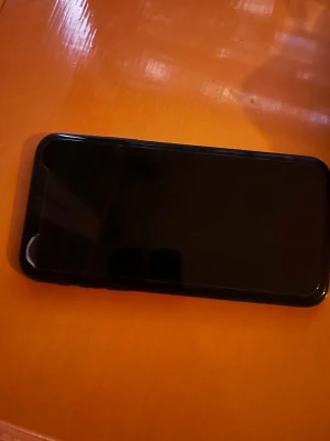 IPhone 11 Pro 256gb batterihälsa(85) - Säljer en svart iPhone 11pro inga skador eller liknande på mobilen som syns förutom att det små repor där stäng av och på knappen sitter samt volym knapparna, annars är det en jätte fin telefon! Jag orkar riktigt inte vänta på en sån liten summa i nån vecka, jag tänker att man betalar frakten här där jag lägger upp den för 50kr och telefonen vill jag ha 1000kr för. Har ni frågor så hör av er gärna!