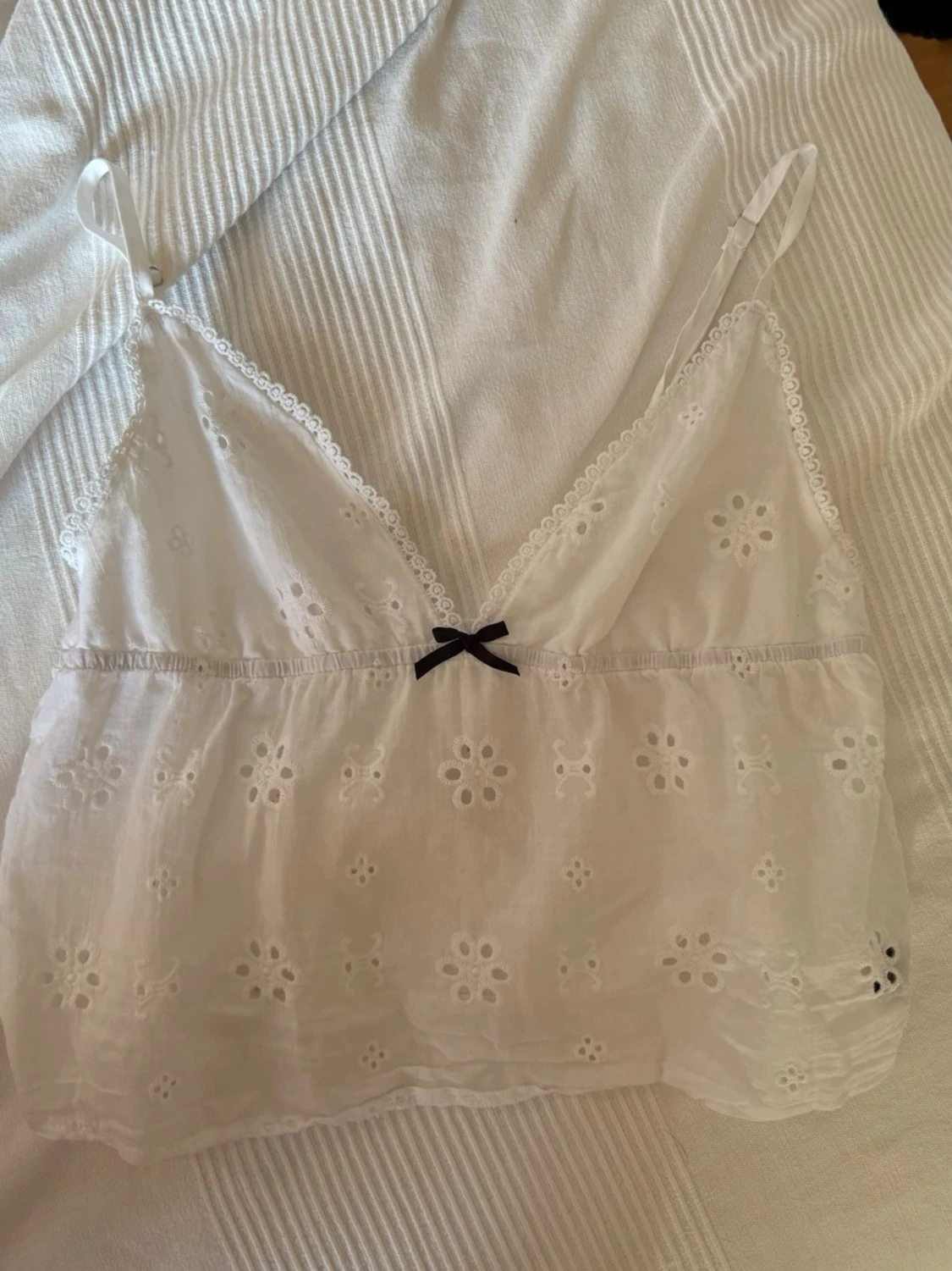 Vit broderad spetslinne med rosett - 1