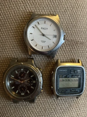 Tre vintageklockor Facit, Seiko, Casio - Säljer tre coola vintageklockor: en Facit med vit urtavla och datum, en Seiko digital kronograf i silverfärg och en Casio kronograf med svart urtavla. Alla har metallboett och klassisk retrostil. Perfekt för dig som gillar unika accessoarer… alla fungerar felfrit