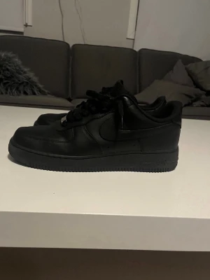 Svarta air forces - Använt ett par gånger, har knutit om snörena men det går att fixa om man vill, nypris 1400