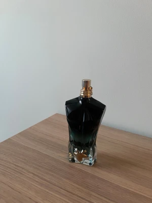 Jean Paul Gaultier Le beau parfym - Säljer en Jean Paul Gaultier Le Male parfym 75ml som är näst intill helt full! (Se bild 2)  klassisk doft med lite schystare noter😁 kommer självklart välpaketerad. 
