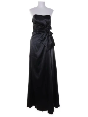 Svart balklänning  - Jättefin elegant svart axelbandslös maxiklänning med en stor dekorativ rosett i midjan och snörning i ryggen. Klänningen har en figurnära överdel och ett långt, svepande fall. Den är lång, jag är 177cm och den nådde ner till marken, men går såklart att sy upp annars. Klänningen är i jättebra skick och kvalitet💕💕