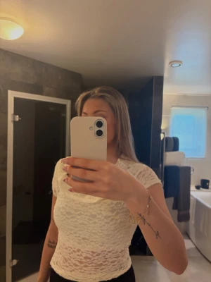 Vit spetsblus med korta ärmar - Säljer en vit spetsblus med korta ärmar. Perfekt att styla med jeans eller kjol till vardags eller för utgång. 🤍Fint skick!