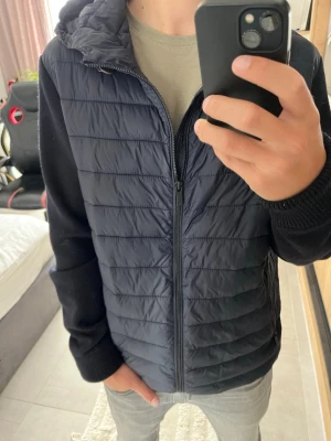 Cardigan jacka från Massimo Dutti  - Hej! Säljer en snygg mörkblå cardigan jacka ifrån Massimo Dutti. På jackan stor det size L men den är mer som size M.                                             📐= M                                                                           🔖= Massimo Dutti                                               .                                                      ❓= Vid frågor så skriv till mig 