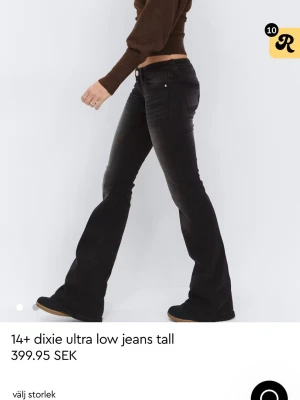 Svarta utsvängda low waist jeans - Snygga svarta jeans med ultra låg midja och utsvängda ben från Gina tricot 14+ teen. Jeansen har klassisk femficksdesign och en tight passform upptill som blir vidare nedtill. Inte använda då dem inte passar