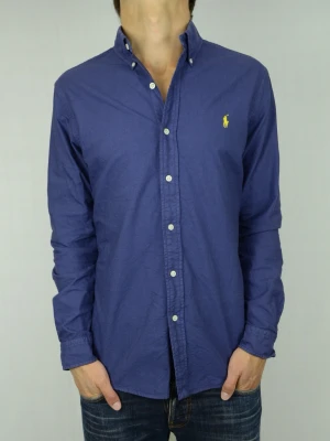 Polo Ralph Lauren skjorta  - POLO RALPH LAUREN SKJORTA Storlek : M Passform : Normal Användning : Skjortan är i ett fint skick utan defekter Nypris : Cirka 1800SEK Modellen på bilden : 182CM och väger 73,5KG