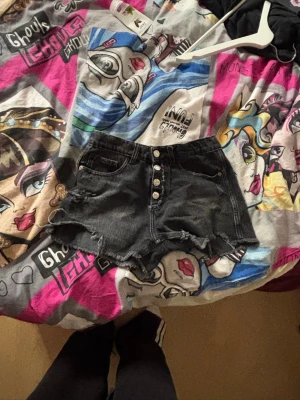 Shorts - Svarta shorts med storlek 13-14 år. Skulle säga att det passar personer som brukar ha storlek xxs-s i jeans. Priset går att diskutera och jag möts gärna upp☺️
