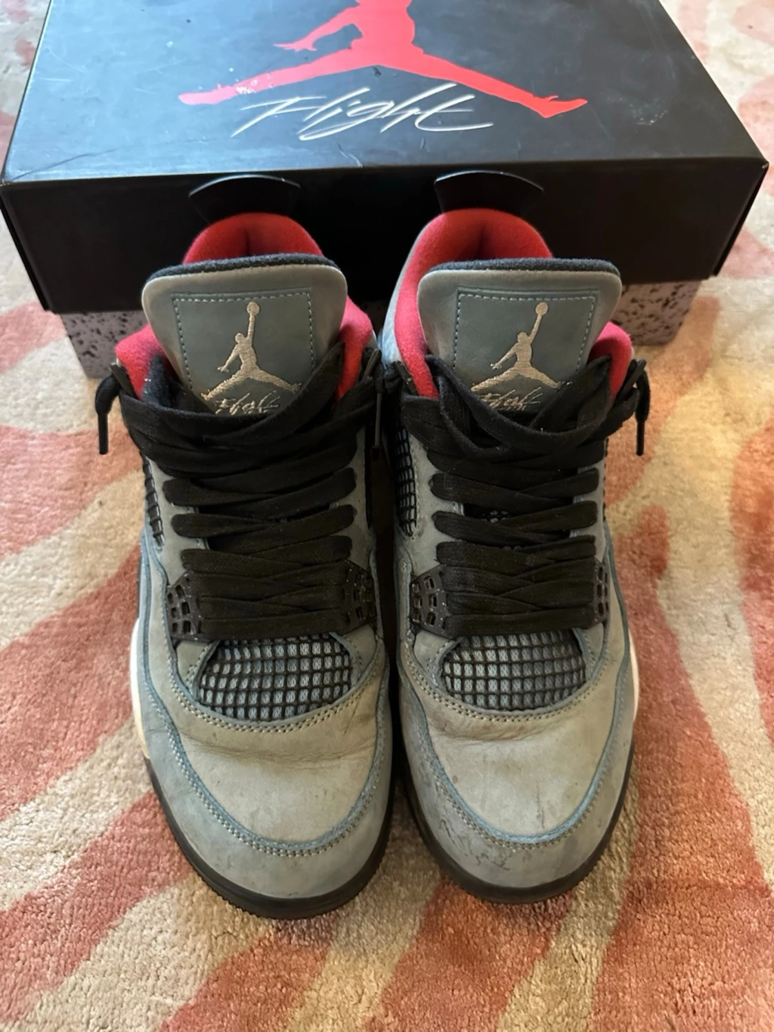  Ett par blåa Travis Scott skor  - 1