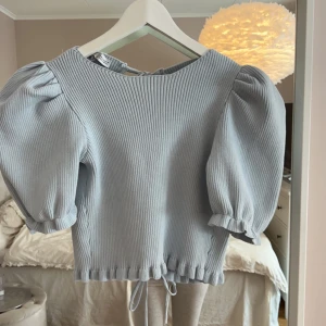 Zara blus - Super gullig zara blus med puffärmar och öppen rygg!