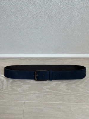 Mörkblått Howard bälte mocka - Detta bälte är prefekt för sommaren, Det är ett mocka bälte som har stroleken 90. Ps finns inga dumma frågor!!!