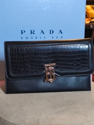 🖤 Black Leather Envelope Clutch with Croc Embossed Detail ✨ - Minimalist elegance with a luxurious twist. This sophisticated black envelope clutch combines smooth leather with a refined croc-embossed flap and beautiful gold-tone hardware, creating a timeless piece that works just as well for evening events as it does for everyday chic styling. 🤍  The clean black finish makes it incredibly versatile and easy to pair with everything from jeans and a blazer to a little black dress or a formal outfit. 