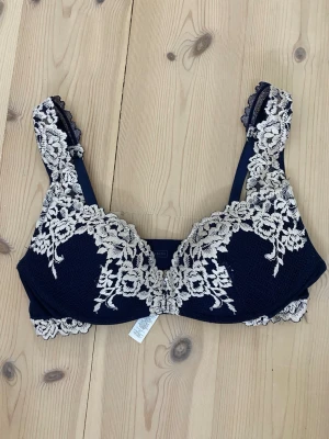 Mörkblå spets-bh med blommönster - Säljer en supersnygg bh från intimissmi💕Endast testad och är i storlek 75b. Priset kan diskuteras 💕