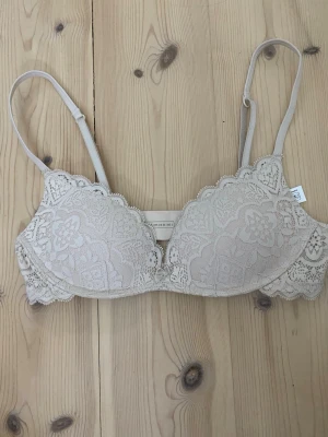Intimissmi push up bh - Säljer en supersnygg beige push up bh från intimissmi. Storlek 70b och är nästan helt oanvänd💕priset kan diskuteras💕