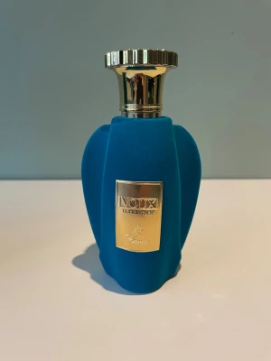 Voux Turquoise EdP 100 ml - Säljer min Voux Turqoise Edp 100 ml för att det inte riktigt var min typ av doft. Den är inspirerad av den mycket kända parfymen Xerjoff Erba Pura och är väldigt lik den. Så gillar man Erba Pura kommer man 100% gilla denna också. Voux Turqoise håller också väldigt länge på huden precis som Erba Pura. Det är en fruktig och söt unisex-doft som passar perfekt till sommaren. Det är ungefär 90 av 100 ml kvar. Hör av dig om du har några frågor. Kan gå ner i pris vid snabb affär!