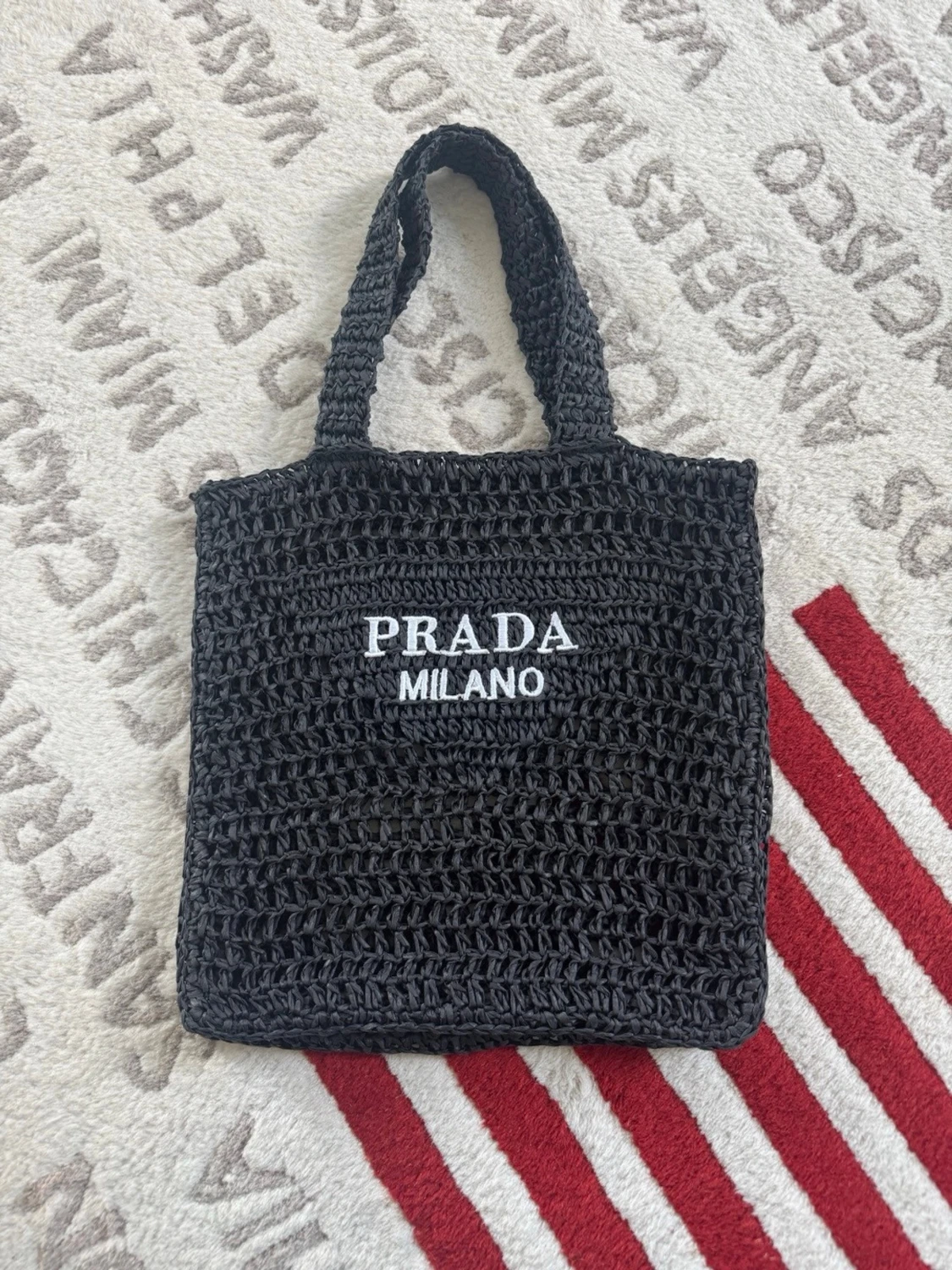 Svart virkad shoppingväska från Prada