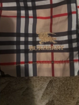 burberry badshorts storlek M - använda ett par gånger tvättade 2 gånger också skriv så diskuterar vi pris
