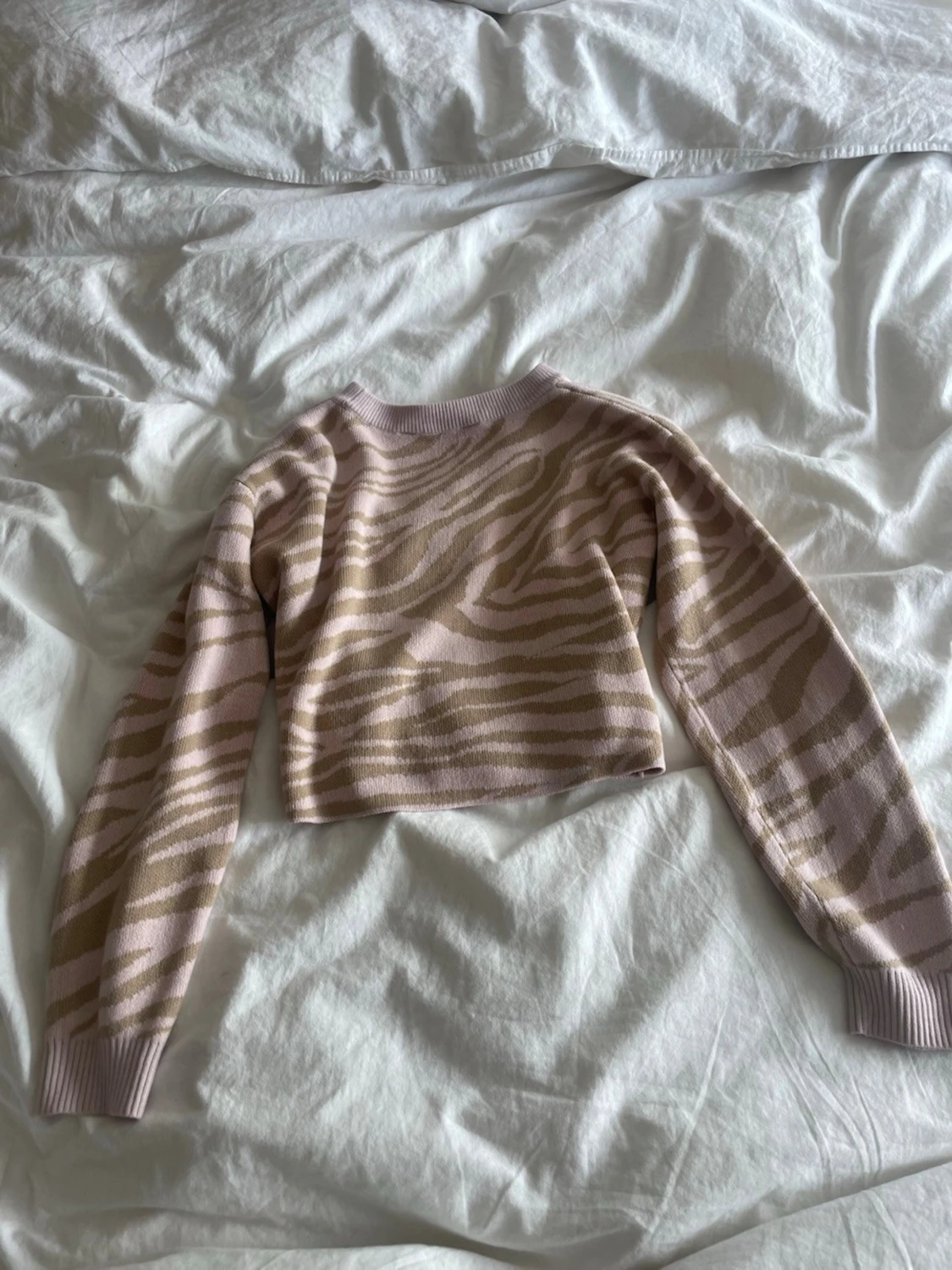 Beige zebramönstrad stickad tröja - 1