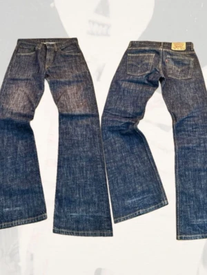 Levis 507 bootcut vintage jeans  - Säljer ett par skitsnygga Levis bootcut 507 som inte görs längre • Storlek 28/32 mått finns på bilder • Mycket fint skick • Snygg wash/ fade • Bootcut passform • Low waist/ Låg midja • 100% bomull • Färgen är typ blågrå
