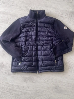 Moncler Cardigan - Jag säljer min Moncler Cardigan som jag köpt för cirka 2 månader sen. Jag har egentligen storlek L och köpte storlek M vilket har gjort att jag inte använt den alls mycket, kanske 2-3 gånger. Den passar perfekt till dig som bär M, men funkar också till S och ML. Hör av dig vid funderingar eller pris OBS ( Priset är ej hugget i sten )🌟💛💝🌼🐝⭐️