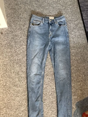 Tiger of sweden jeans - Säljer ett par ljusblåa Jeansen har klassisk femficksmodell, 