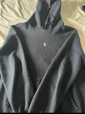 Navy Ralph Lauren hoodie - Snygg Ralph Lauren hoodie i jättebra skick, strl M